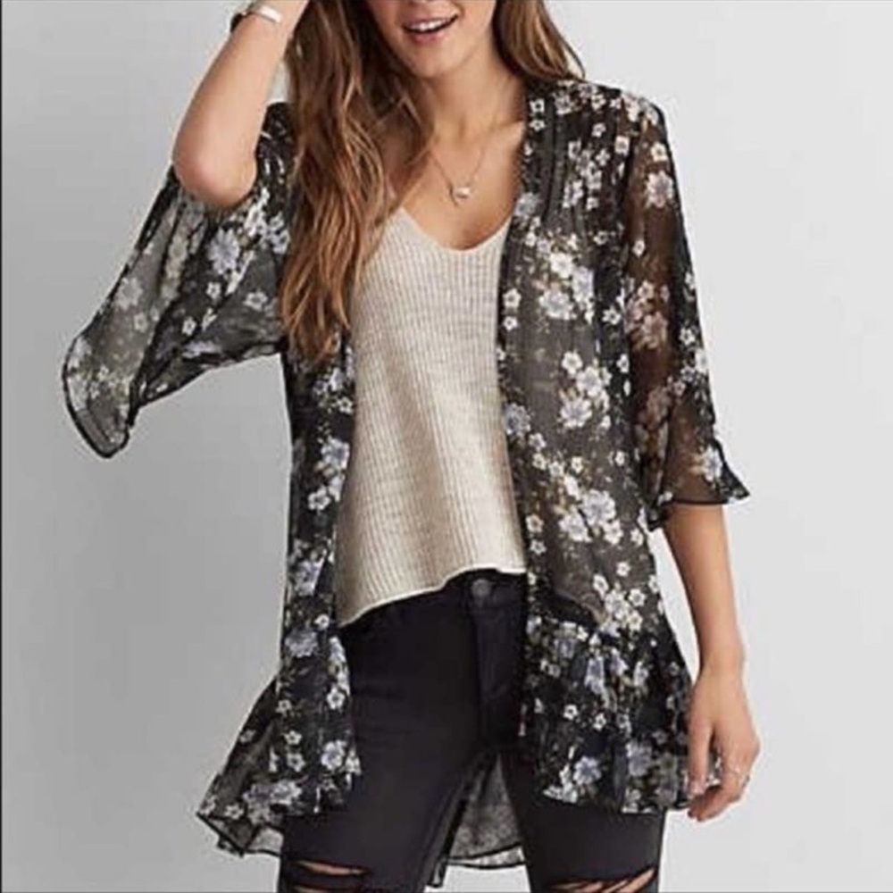 American Eagle Black Floral Short Sleeve Lightweight Ruffle‎ Kimono Size Small